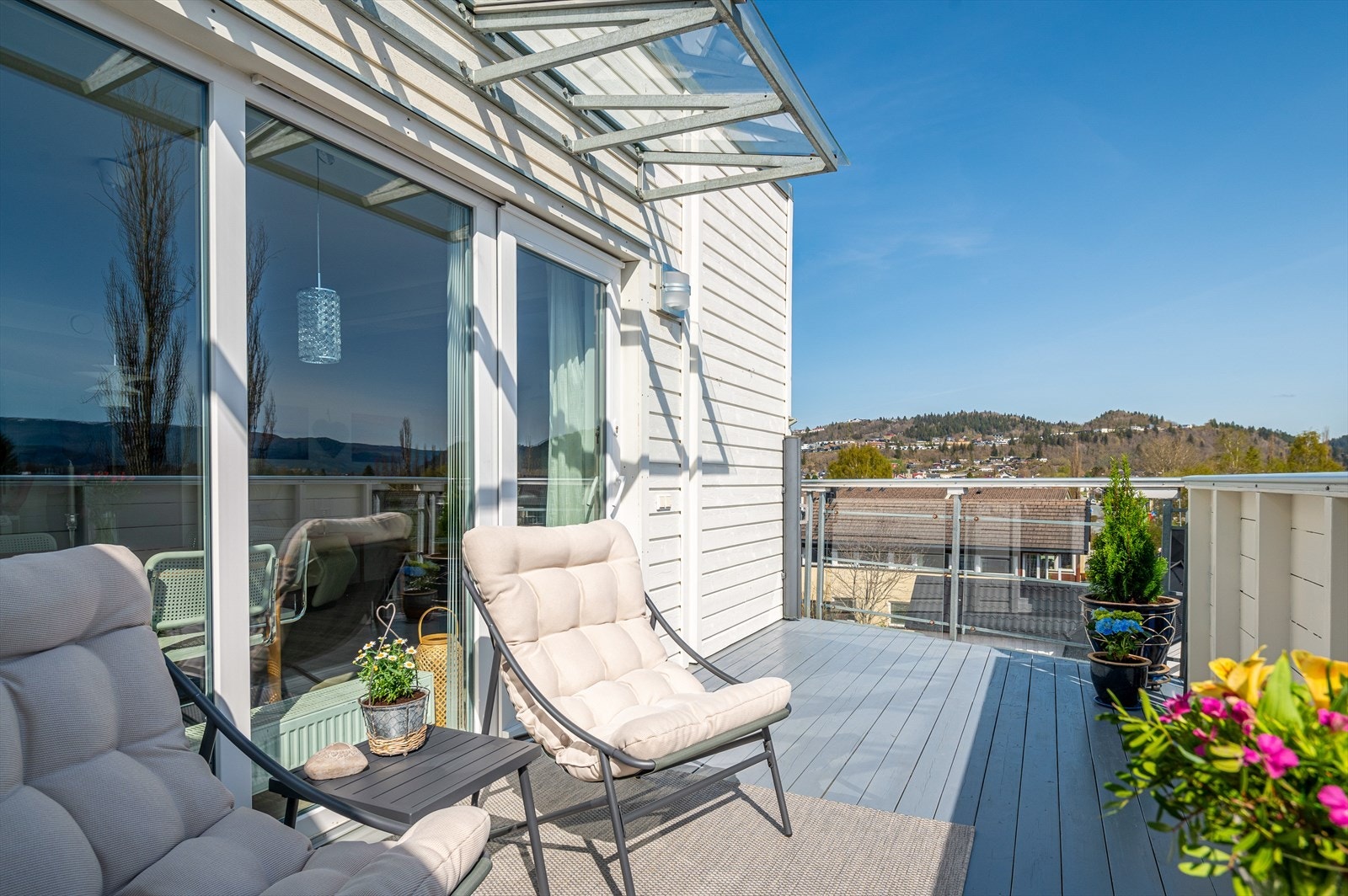 Stor balkong (12 kvm.) med sydvendt beliggenhet og sol fra tidlig formiddag til ettermiddag. Galleribilde