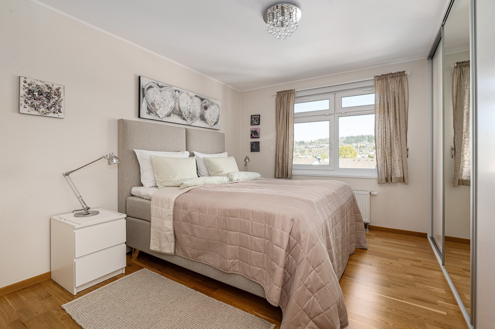 Romslig hovedsoverom med stor skyvedørsgarderobe Galleribilde