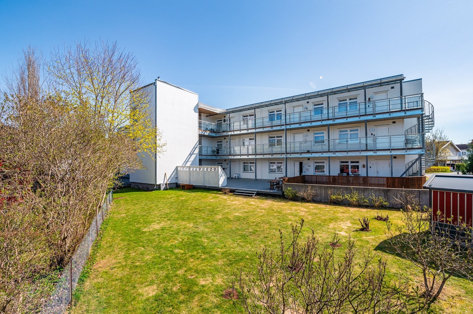 Fellesarealet består av asfaltert gjesteparkeringsplass og et skjermet grøntareal Galleribilde