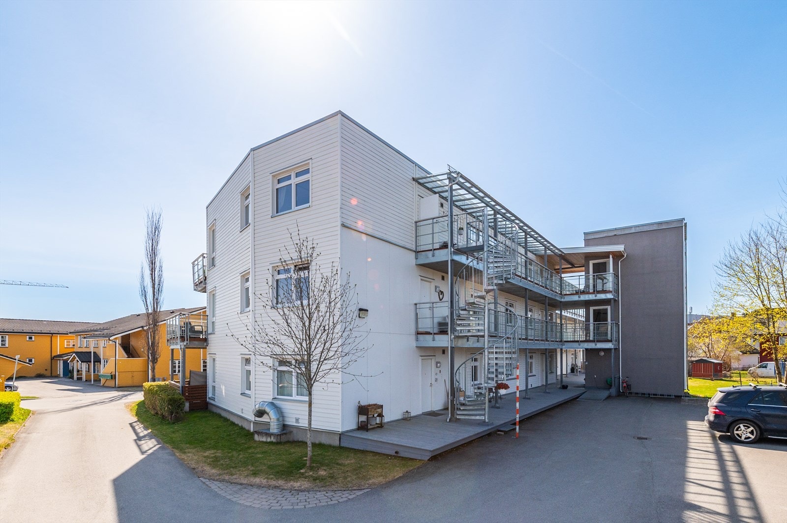 Fellesarealet består av asfaltert gjesteparkeringsplass og et skjermet grøntareal Galleribilde