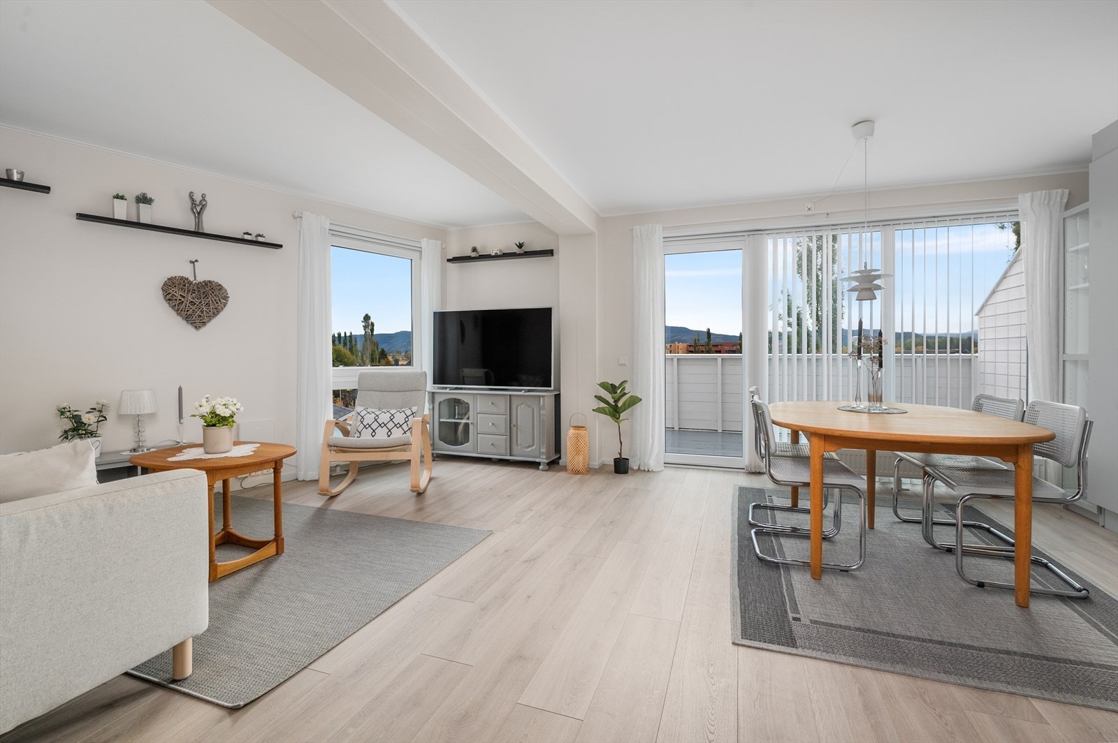 Luftig og lys stue med lyse overflater Galleribilde