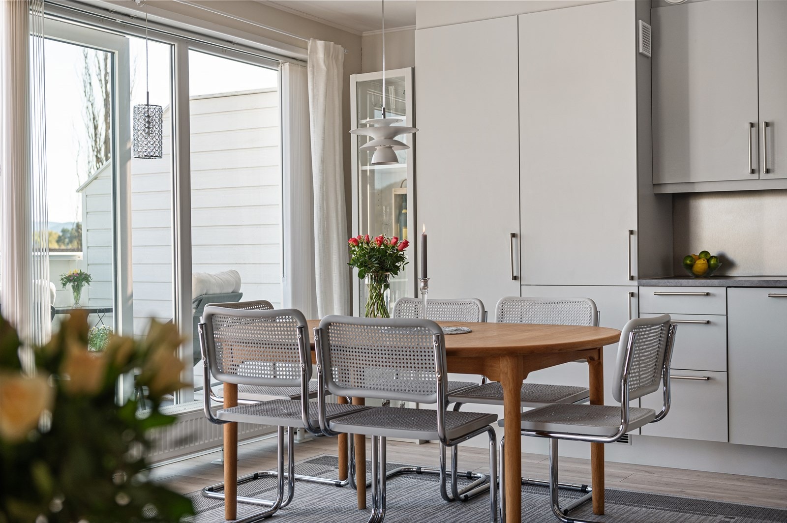 Spisestue med utsyn mot sør og balkongen Galleribilde