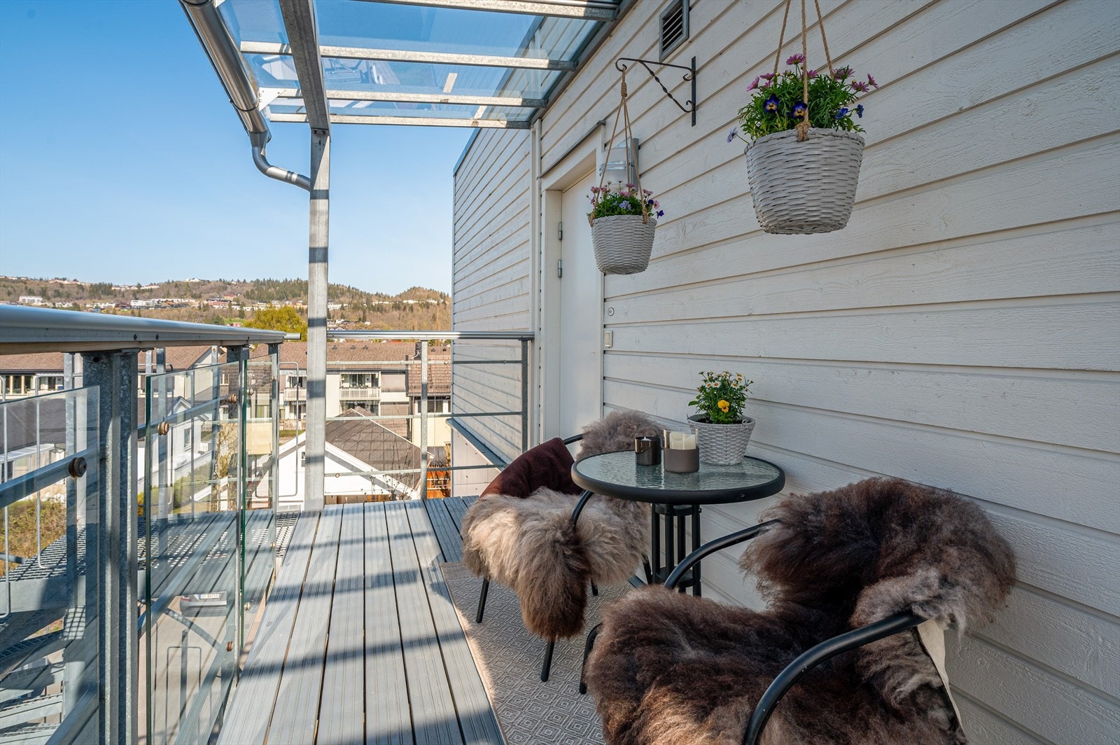 Takoverbygd inngangsparti mellom leilighetsbygget og heis-/trappehuset gjør at man kan gå tørrskodd til og fra parkeringskjelleren Galleribilde