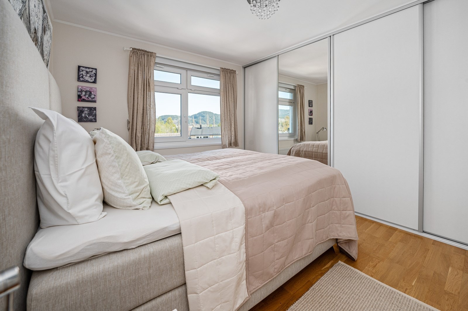 Romslig hovedsoverom med stor skyvedørsgarderobe Galleribilde