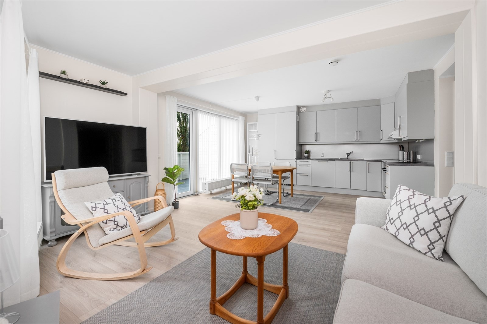 Luftig og lys stue med lyse overflater Galleribilde