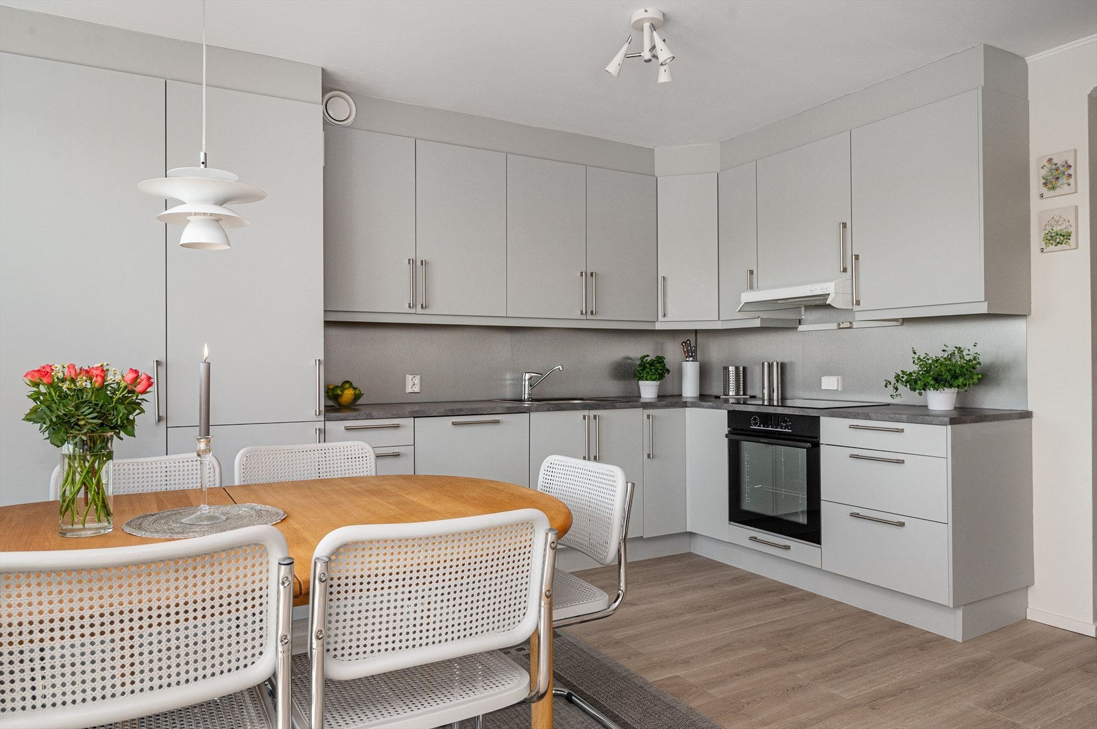 HTH Kjøkkeninnredning med integrerte hvitevarer. Ny komfyr og platetopp er nylig montert Galleribilde