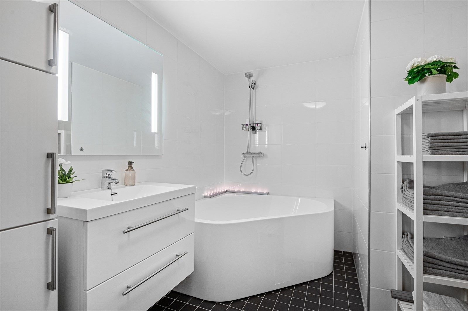 Pent baderom med badekar som kan erstattes med dusjkabinett for selgers regning om dette er ønskelig av kjøper Galleribilde