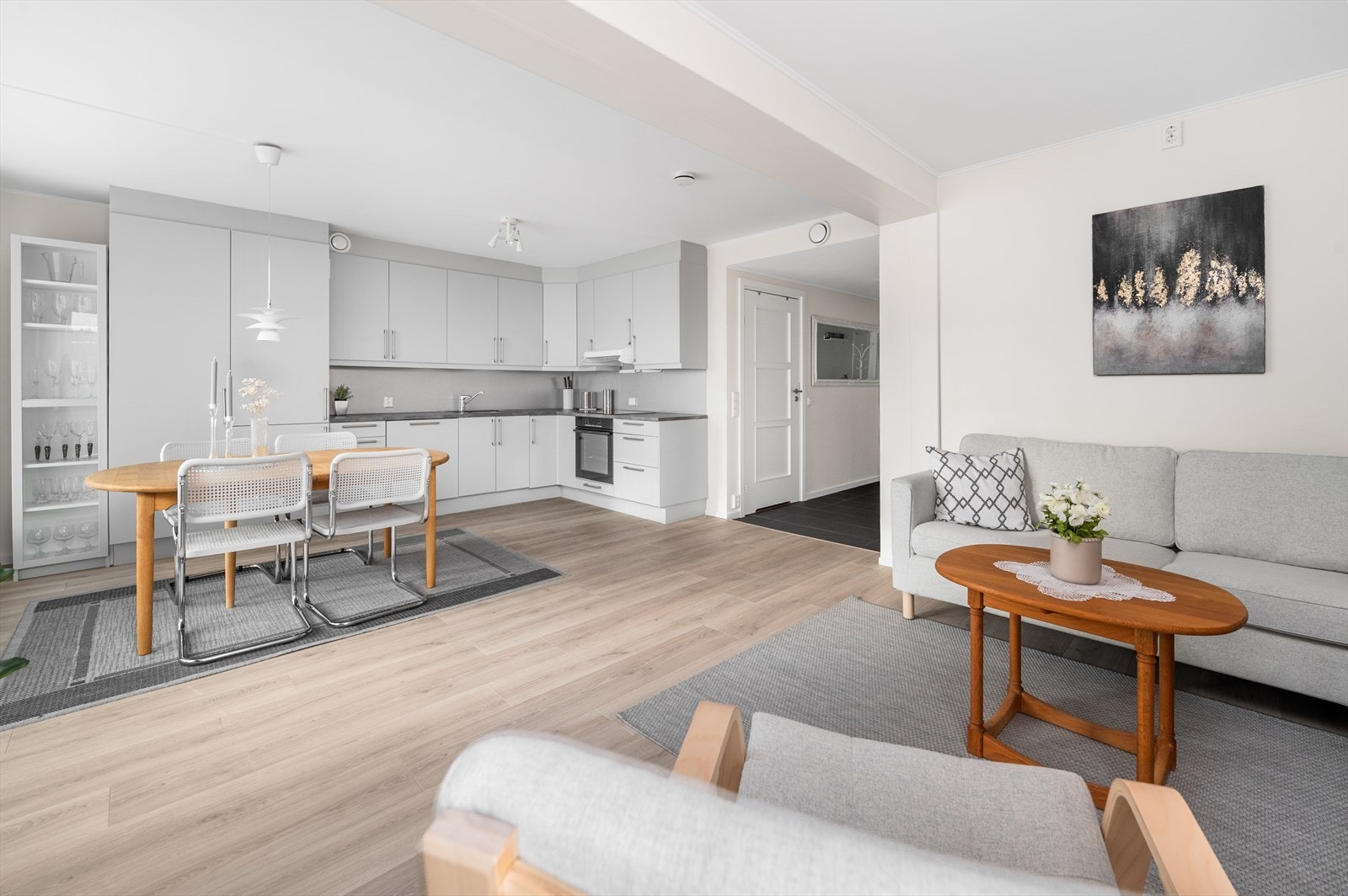 Luftig og lys stue med lyse overflater Galleribilde