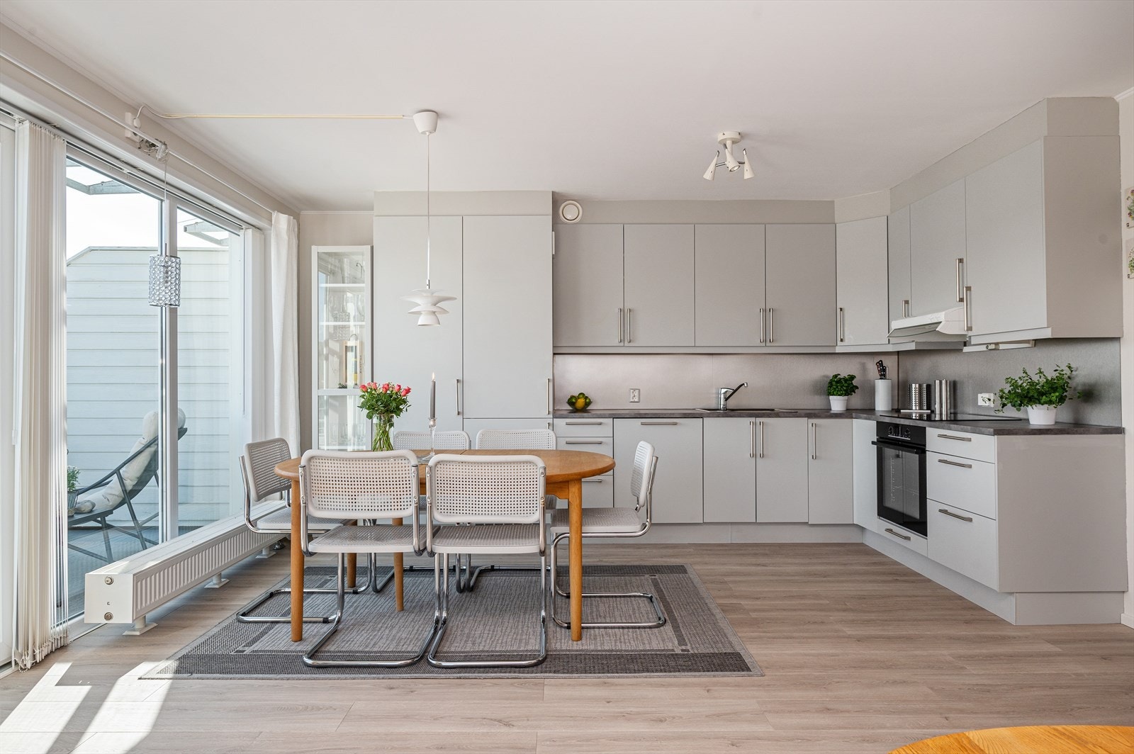 Pent kjøkken med god plass til spisestue. Glasskap ved innredning medfølger i handelen. Galleribilde