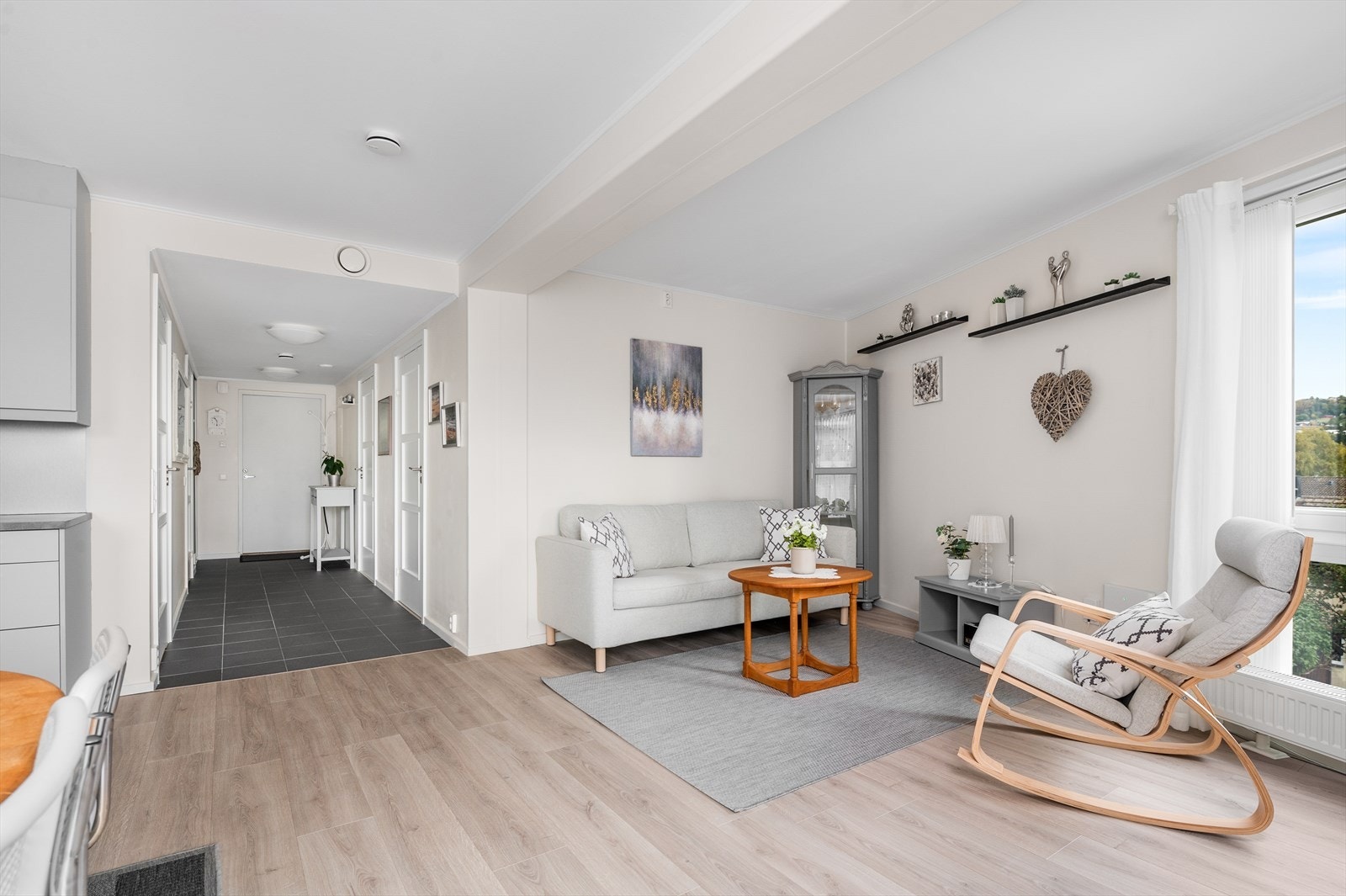 Luftig og lys stue med lyse overflater Galleribilde