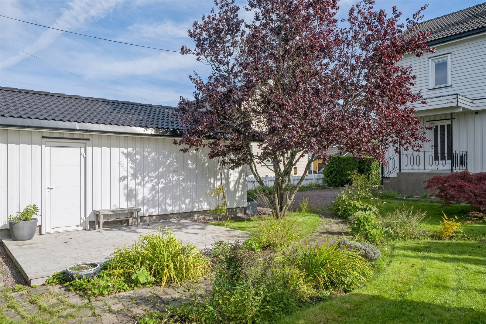 Egen hage med markterrasse og plenområde mot syd/vest. Galleribilde
