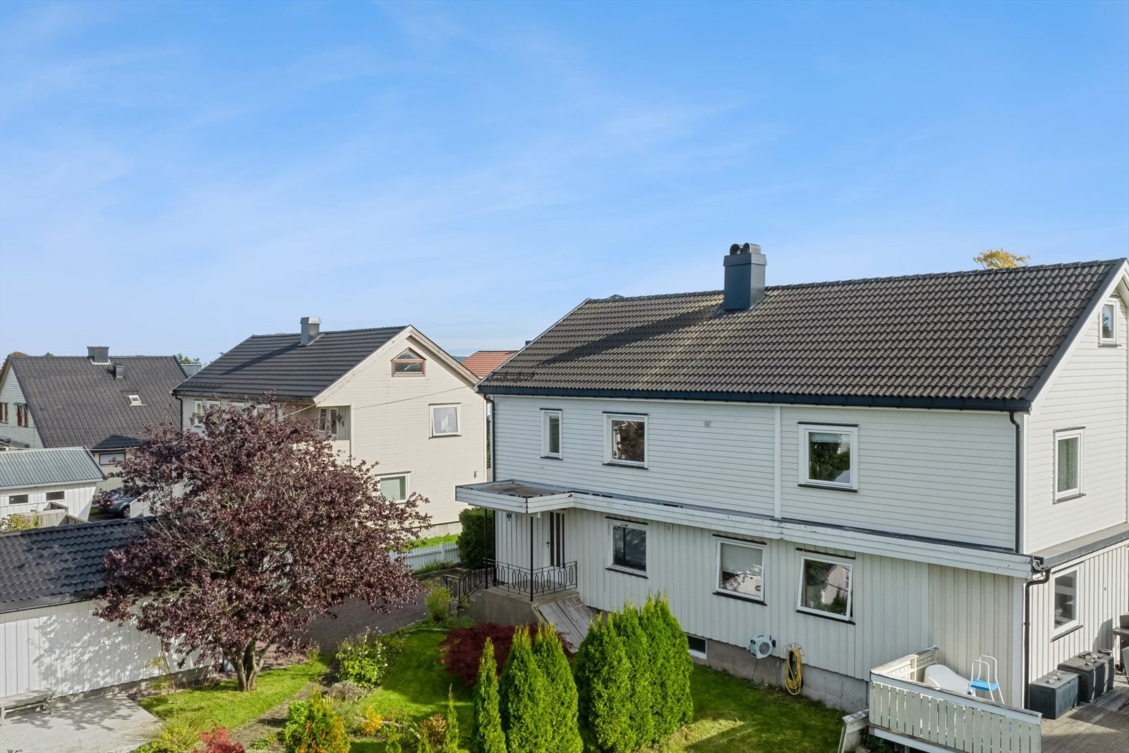 Fasade på baksiden av boligen som er vendt mot vest. Nymalt fasade i 2024. Galleribilde
