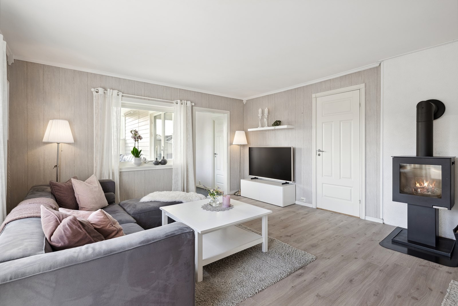 Stue med moderne fargevalg på vegg og gulv. Galleribilde