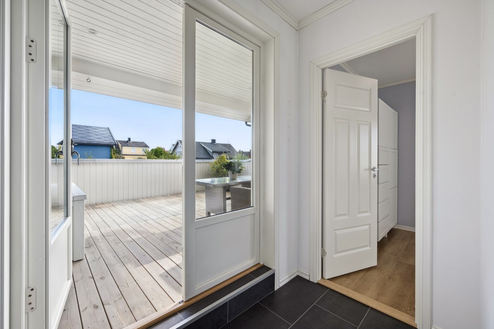 Utgang til den fine terrassen. Galleribilde
