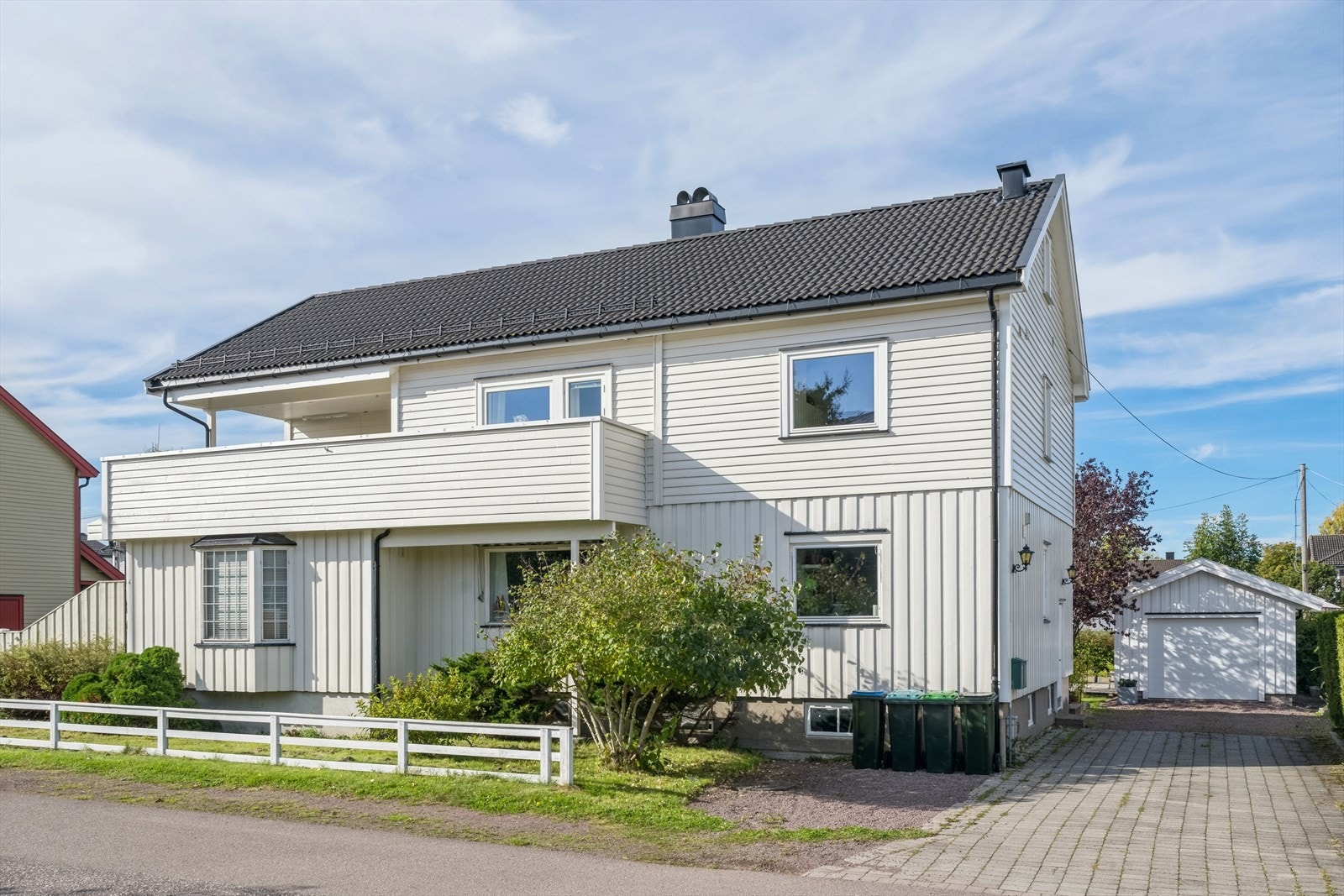 Steinlagt innkjørsel med plass til flere biler. Gateparkering etter gjeldende regler for området. Galleribilde