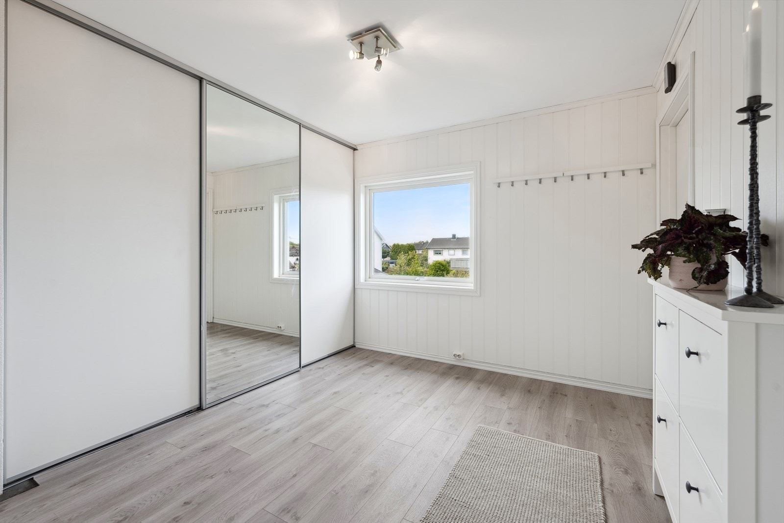 Romslig entré/gang med skyvedørsgarderobe. Galleribilde