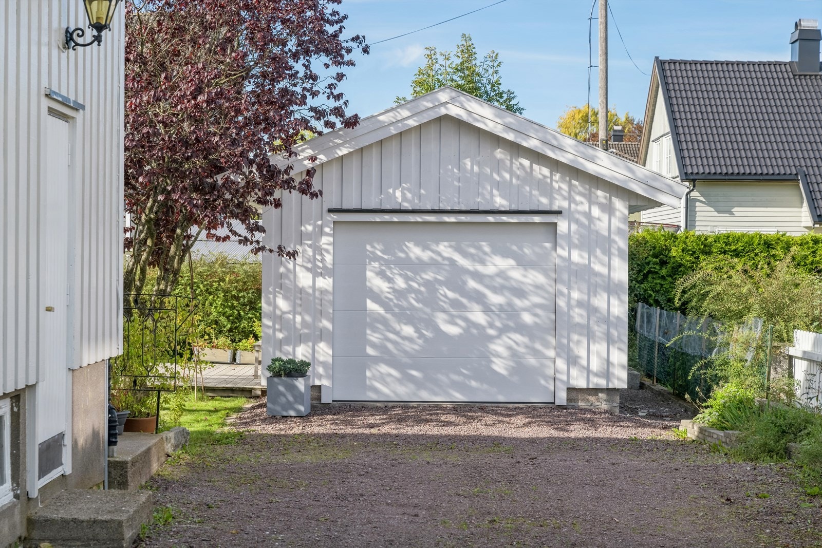 Nyoppført garasje i 2019 med betongdekke og port med elektrisk portåpner. Galleribilde