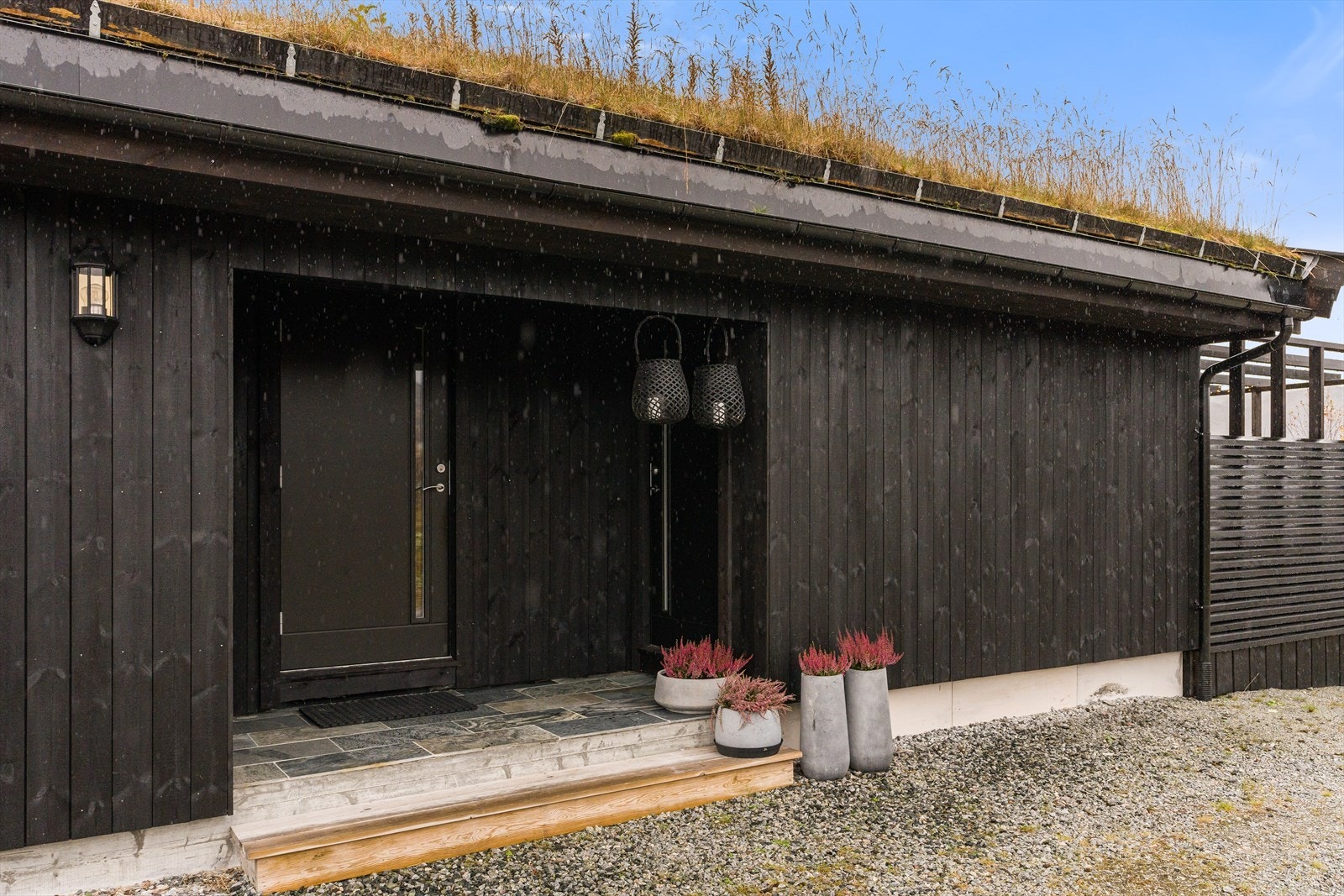 Overbygd inngangsparti samt inngang til skibod Galleribilde