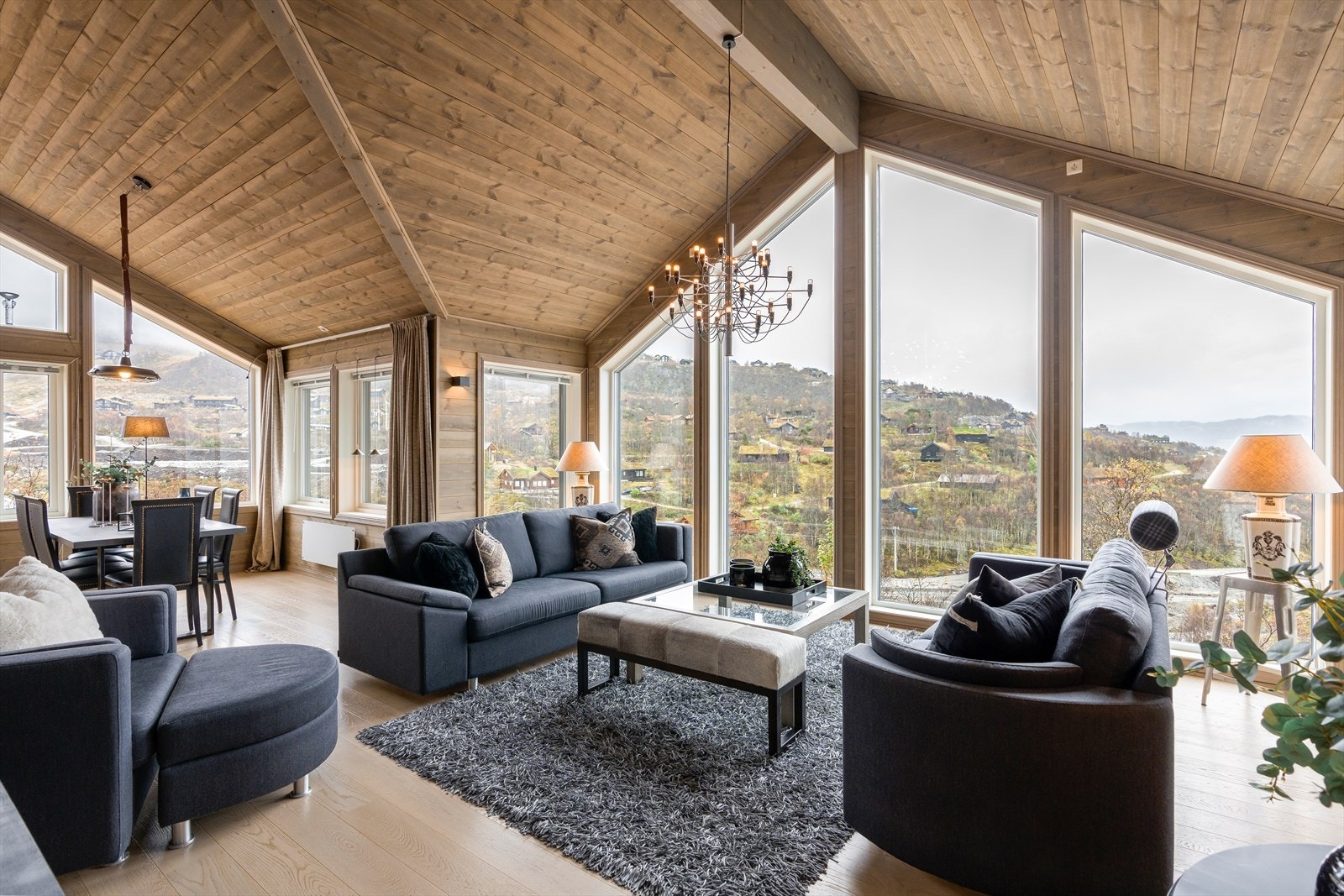 Høyt under taket med skråhimling gir meget god romfølelse Galleribilde