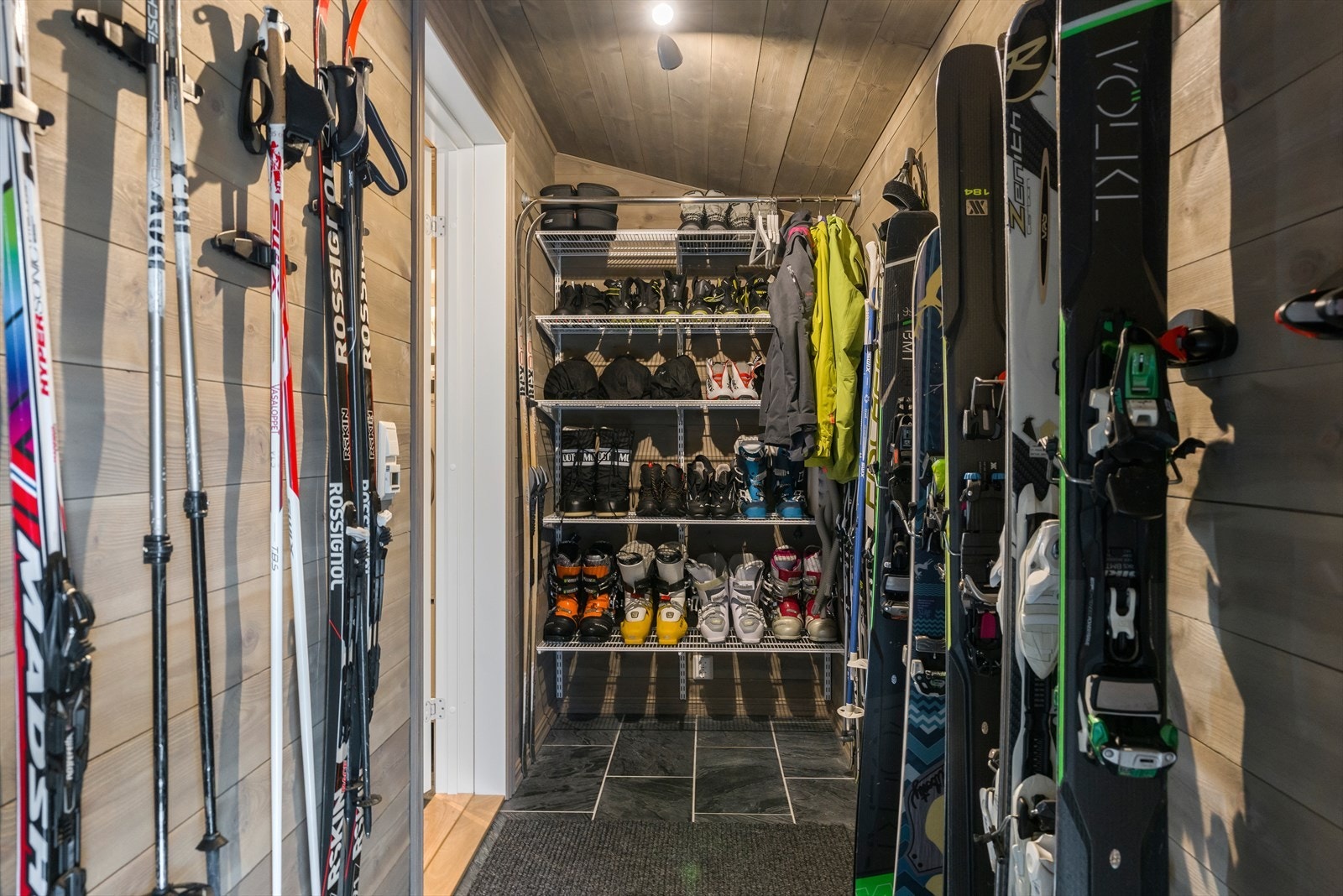 Praktisk skibod med biinngang. Galleribilde