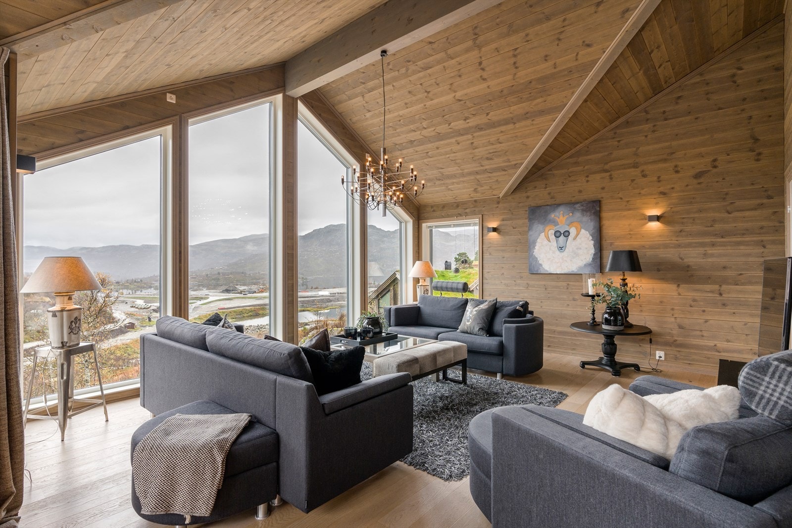 Store vindusflater ivaretar godt lysinnslipp og utsikt mot fjellene. Galleribilde