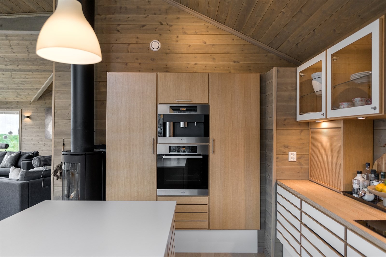 Rikelig med skap- og skuffeplass på kjøkken Galleribilde