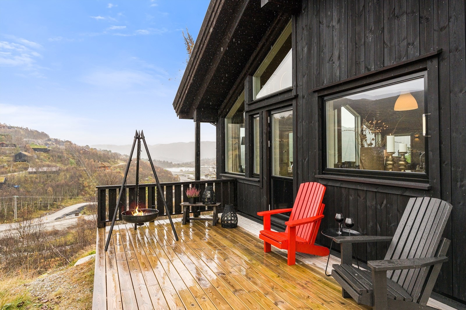 Terrassen har utgang fra stuen på hovedplan Galleribilde