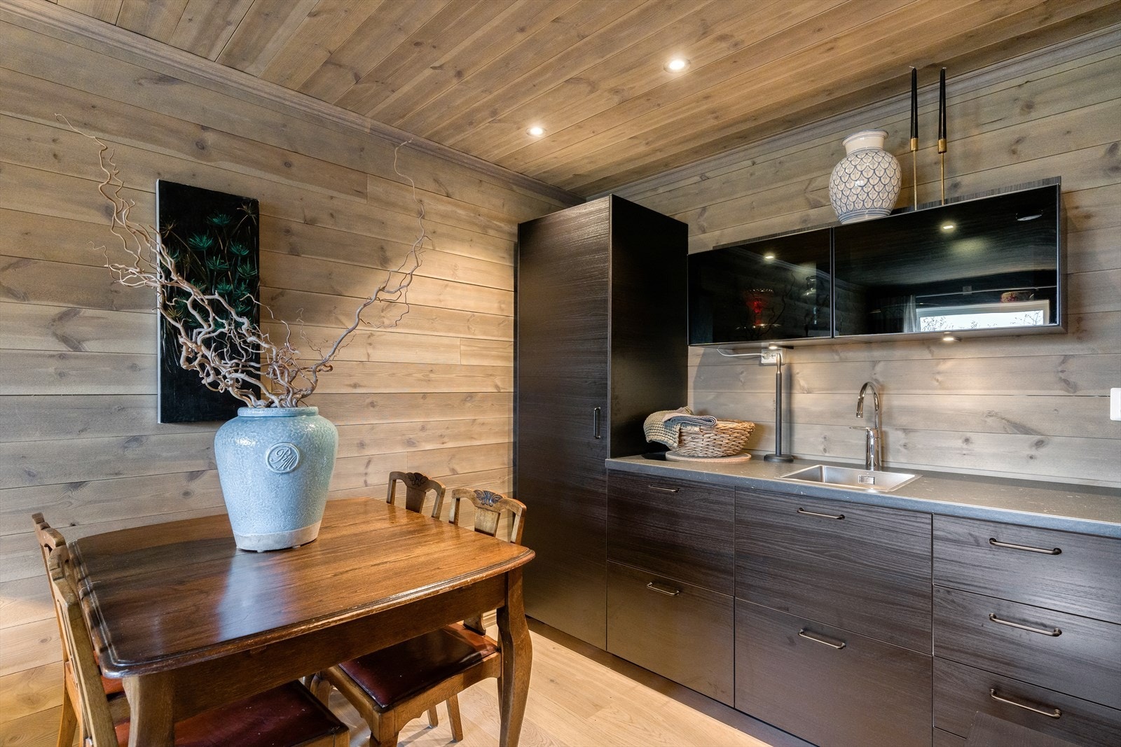 Spiseplass ved kjøkkenkroken Galleribilde