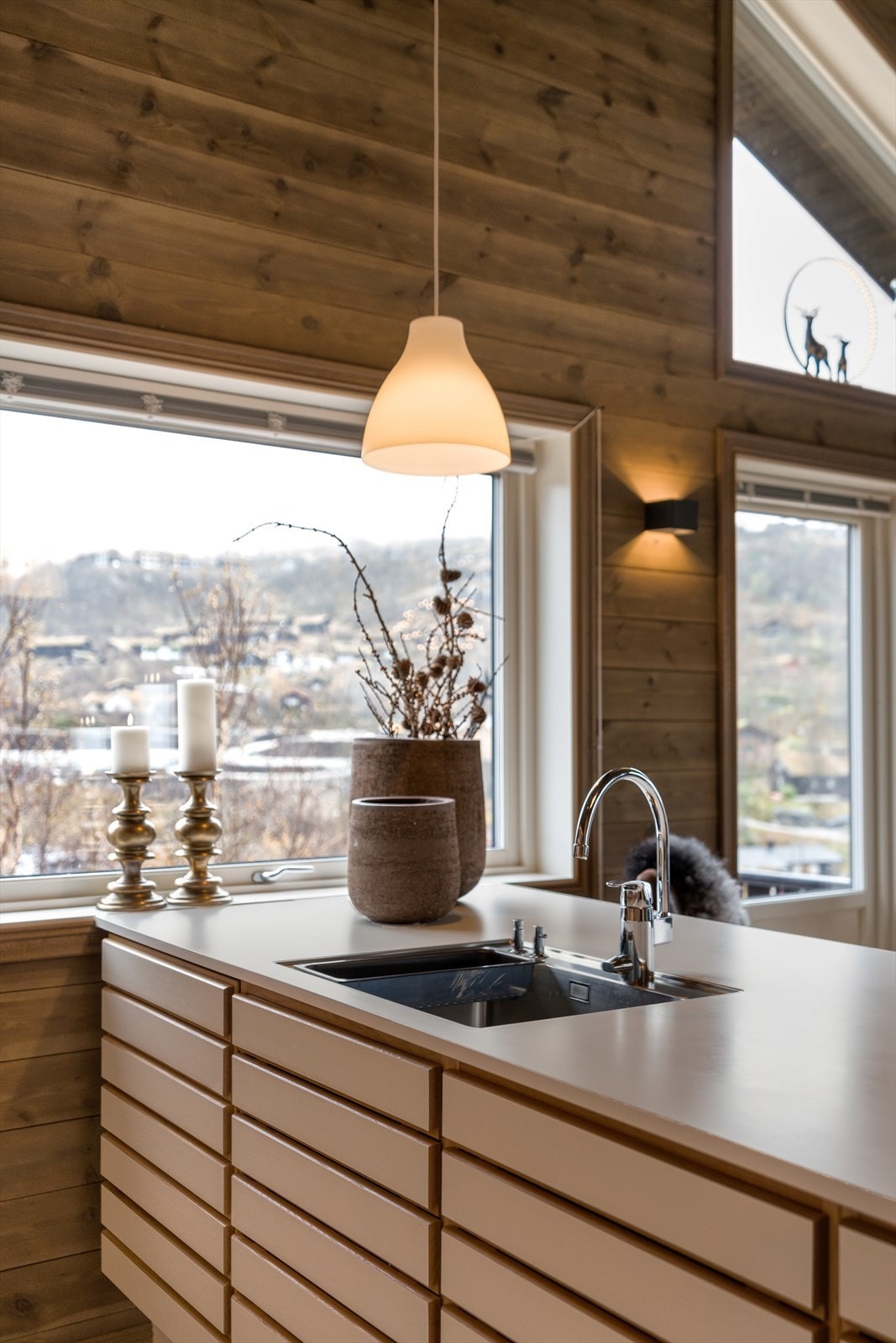 Kjekt og sosialt med arbeidsbenk mot stuen Galleribilde