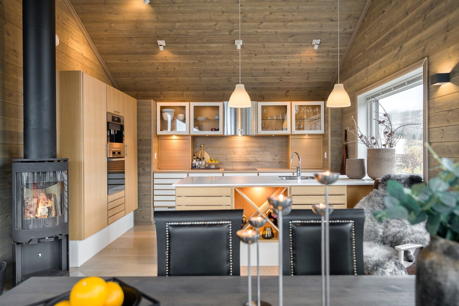 Vedovn i overgang stue/kjøkken gir god og lun atmosfære Galleribilde