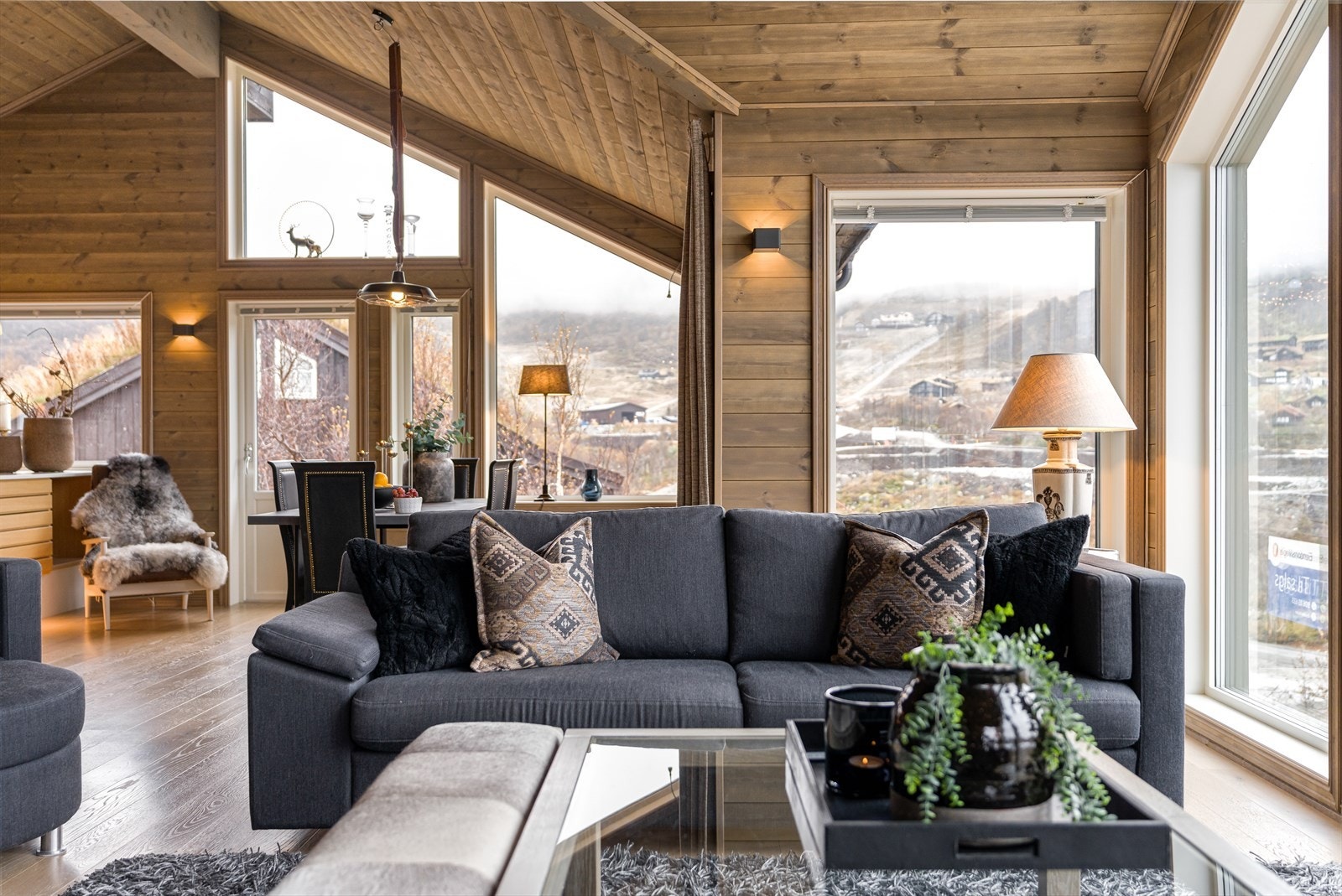 Stue/kjøkken er romslig med god plass til sittegruppe og spisebord Galleribilde