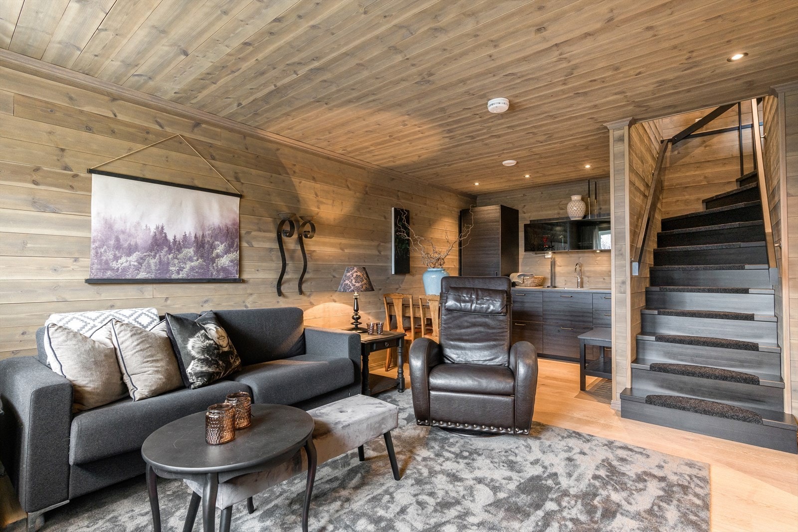 Fra gang hovedplan er det trapp ned til grunnplan med stue og kjøkkenkrok Galleribilde