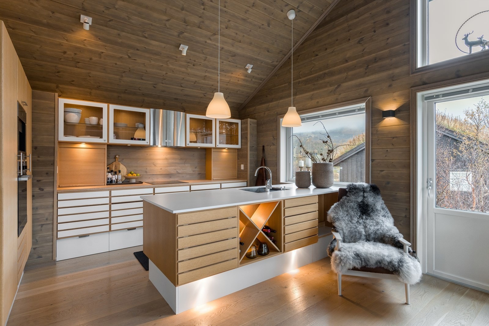 Tiltalende kjøkkeninnredning med integrerte hvitevarer Galleribilde