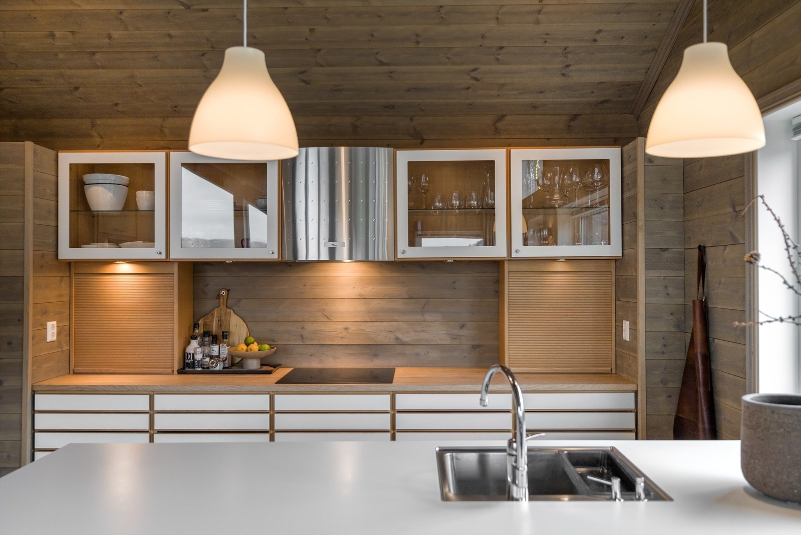 Praktisk med sjalusiskap som kan skjule kjøkkenmaskiner o.l. Galleribilde