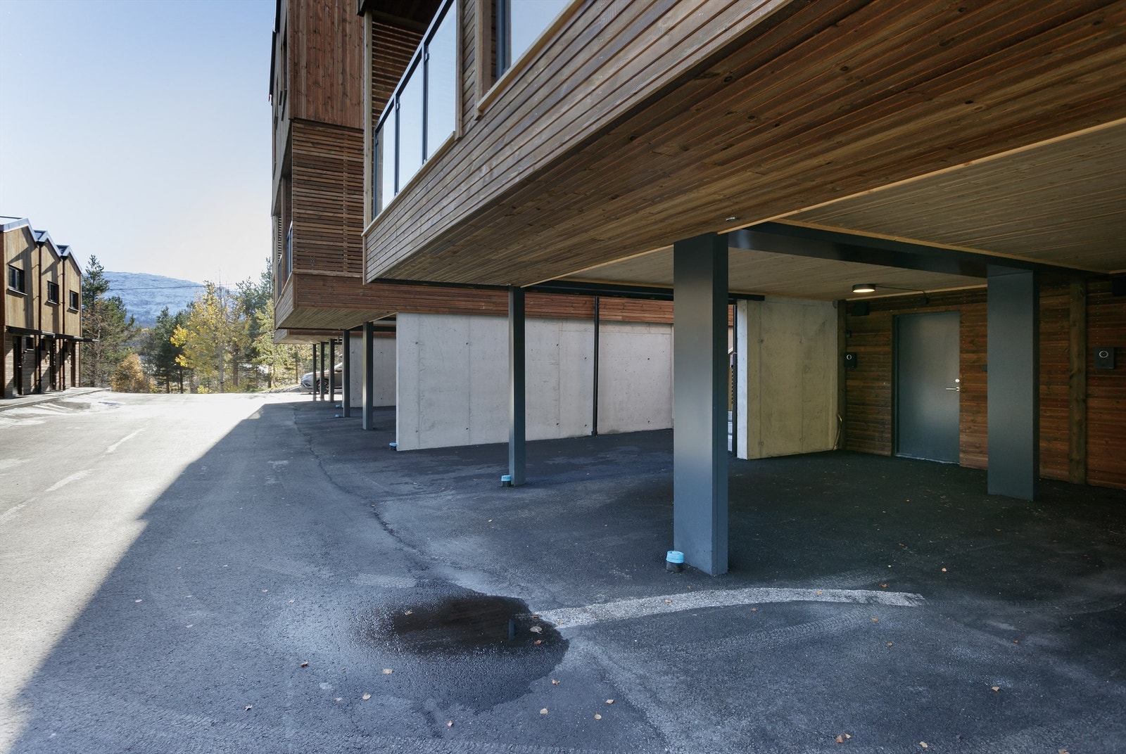 Carport m/el-bil lader og bod i underetasjen Galleribilde