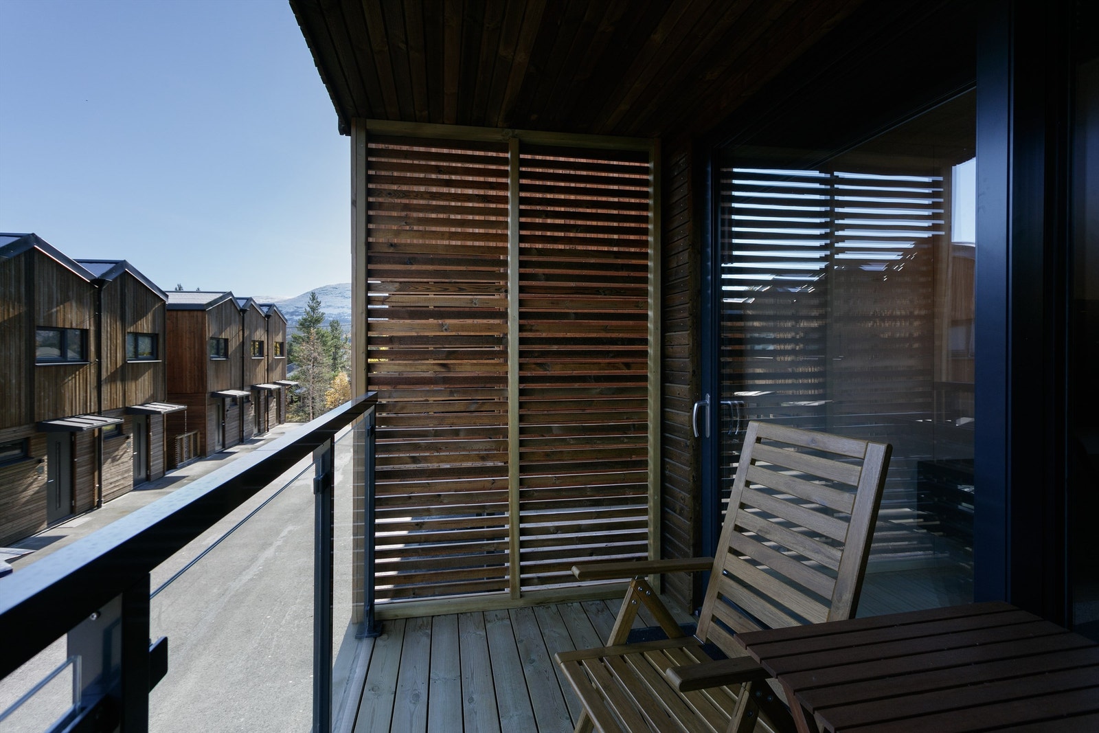 Overbygd balkong i 1. etasje med glassrekkverk Galleribilde