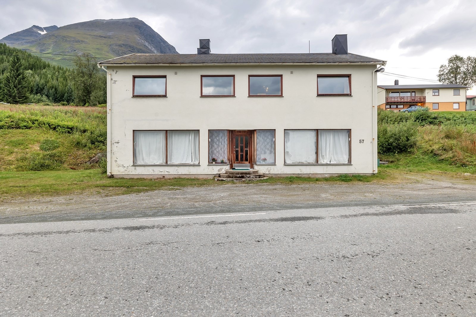 Biloppstillingsplass utenfor Galleribilde