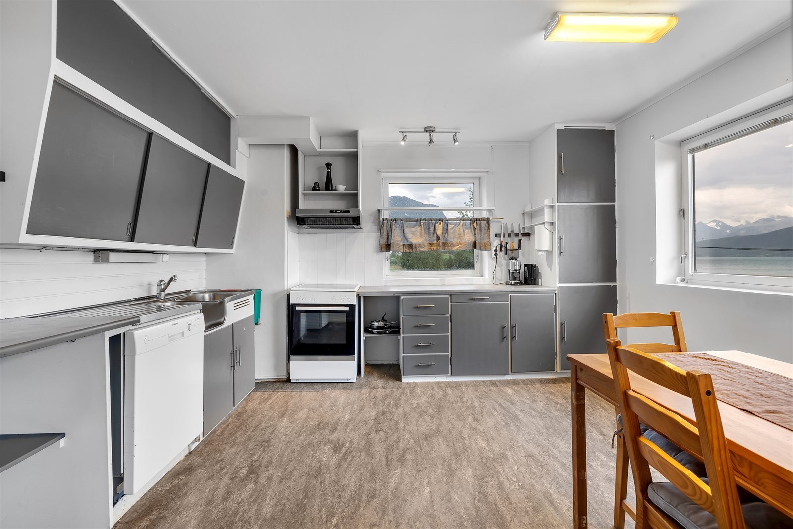 Eldre kjøkken med malte overflater Galleribilde