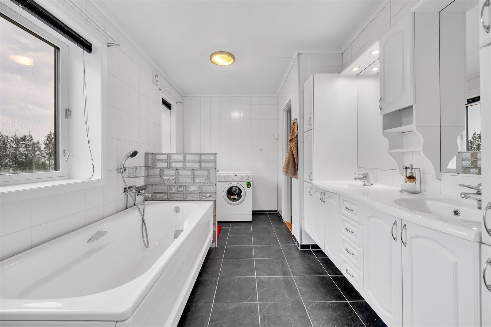 Romslig bad med mye skapplass i innredningen Galleribilde