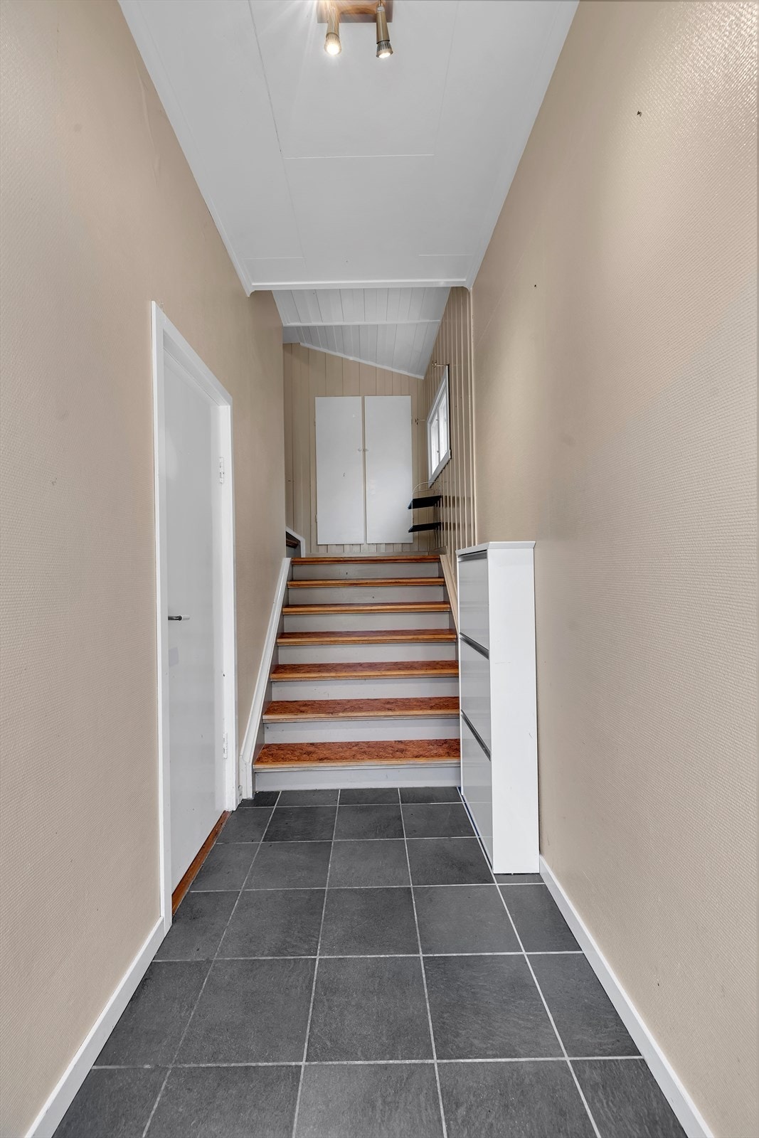 Entré med dør inn til bodrom og gang Galleribilde