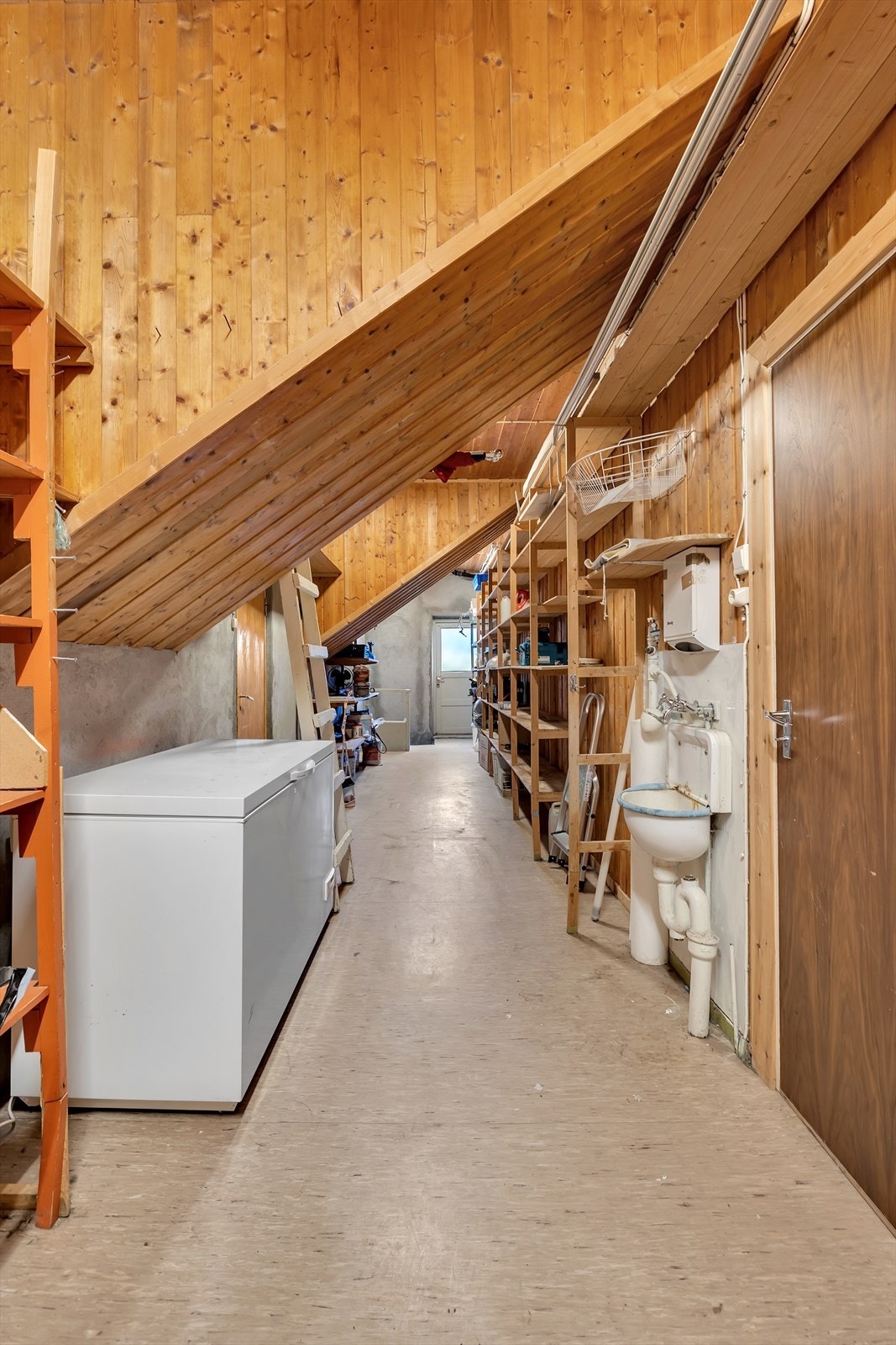 Mellomgang brukt til lagring Galleribilde