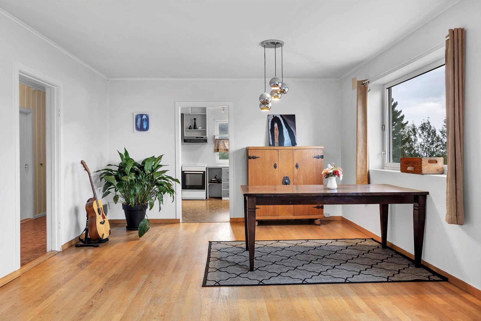 Romslig spisestue mellom kjøkken og stue Galleribilde