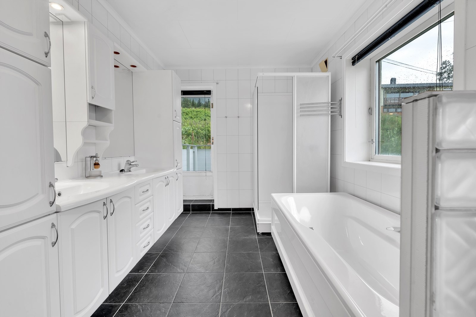 Både badekar og dusjkabinett Galleribilde