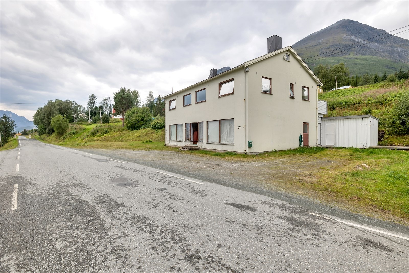 Vedsjå med hengslet port så man skal laste paller rett inn Galleribilde