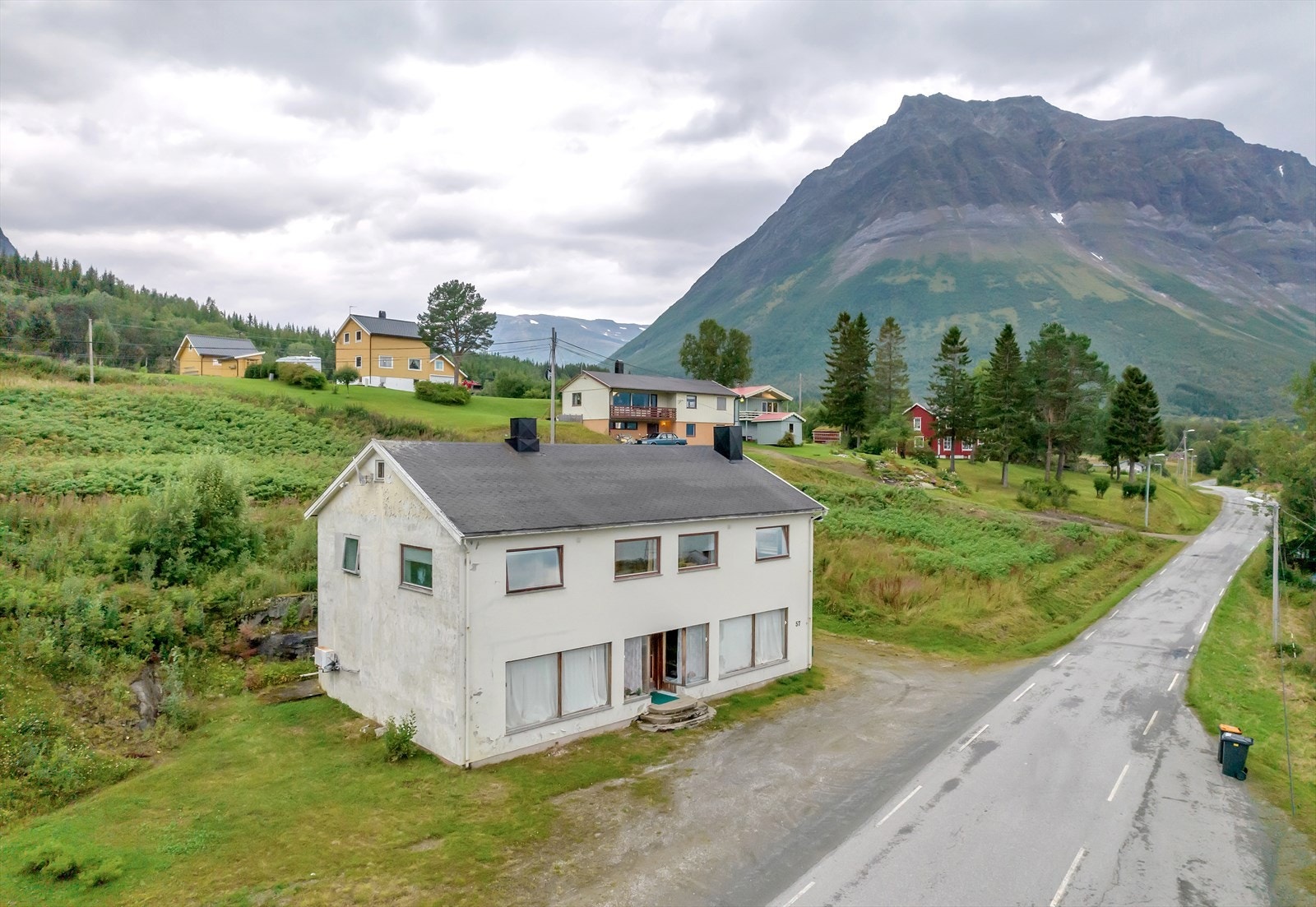 Velkommen til Stordalstrandvegen 57 presentert av Levi Gout hos Hjem Eiendomsmegling! Galleribilde