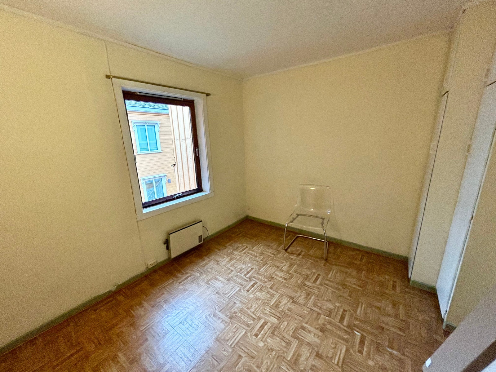 Soverom 5 - vindu mot stille bakgård Galleribilde