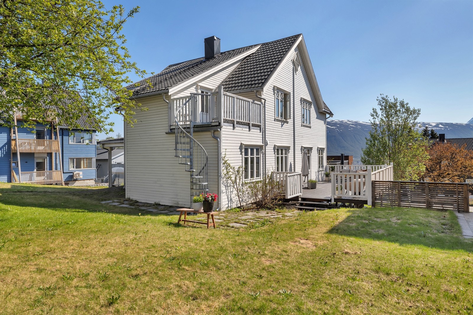 Boligen er i dag delt opp og tilrettelagt for utleie. I 2. etasje leies det ut 4 hybler med felles kjøkken og bad Galleribilde