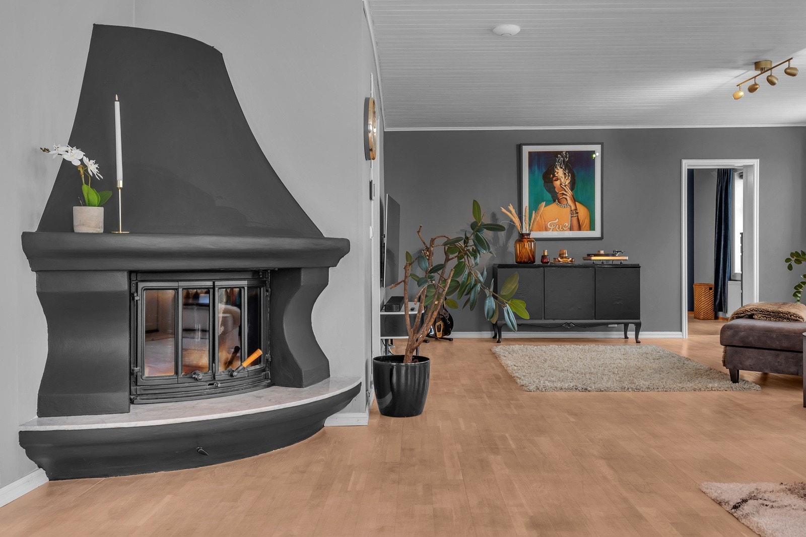 Stor og hyggelig vedovn mellom stuene Galleribilde