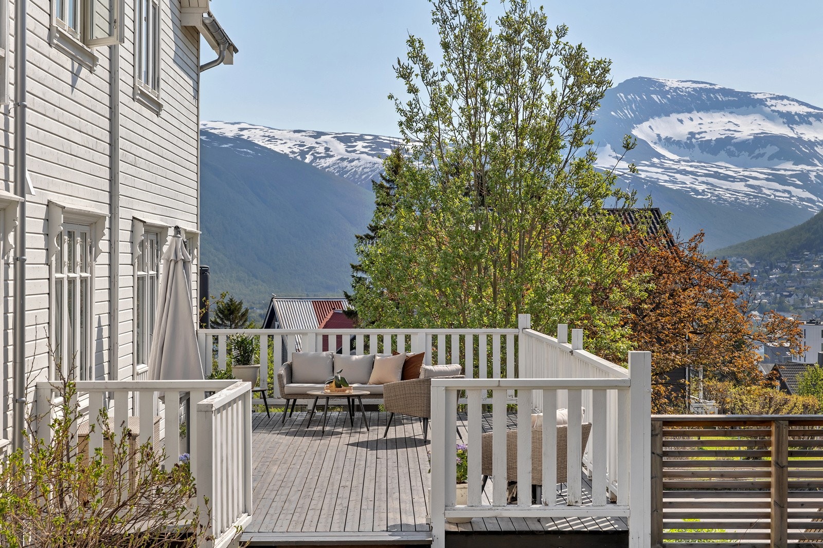 Utsikt mot Tromsdalen og Tromsdalstinden Galleribilde