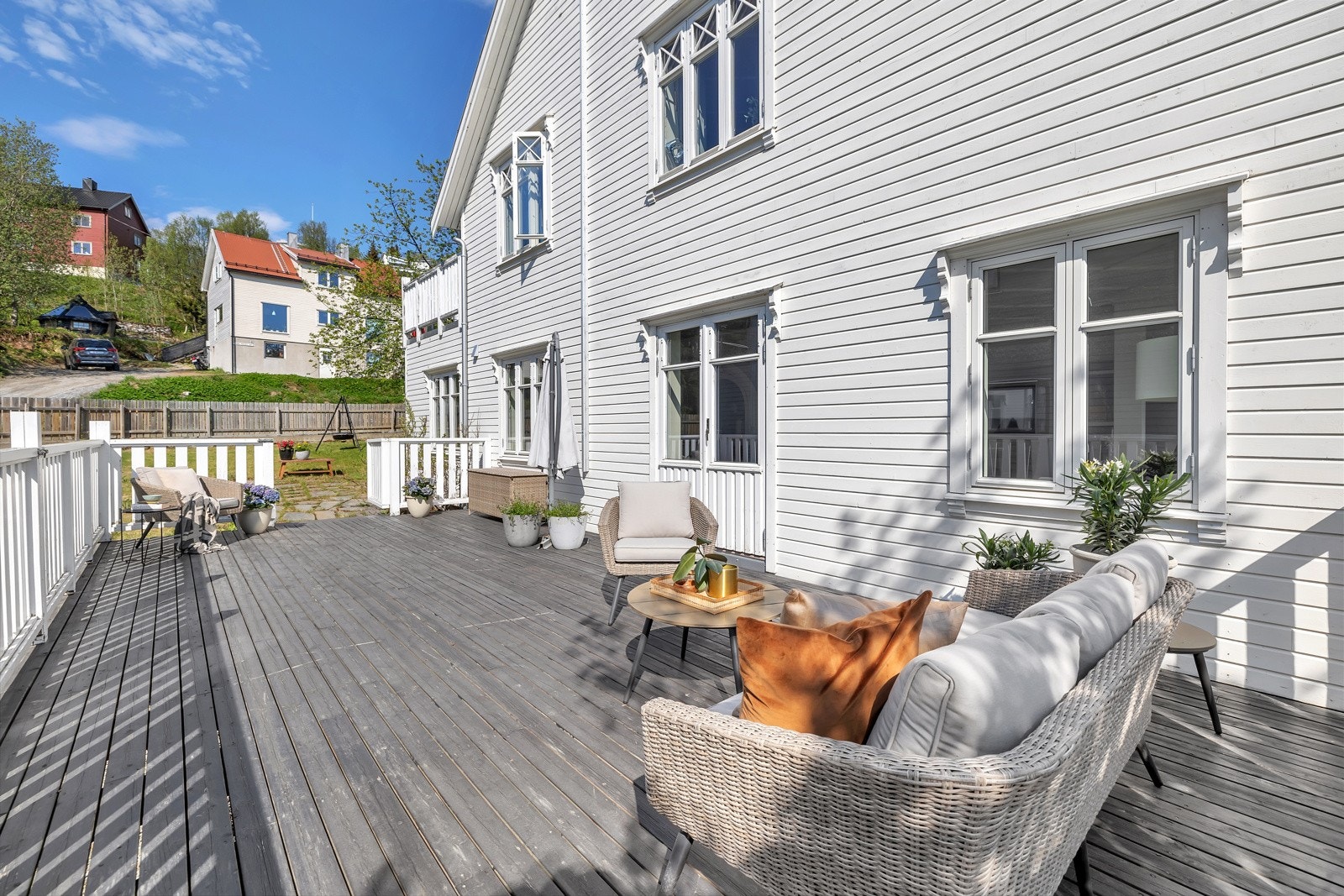 Verandaen er sørvendt og solrik Galleribilde